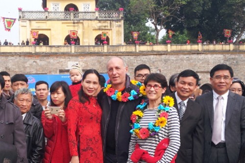 First foreign visitors of 2016 welcomed in Vietnam - ảnh 1